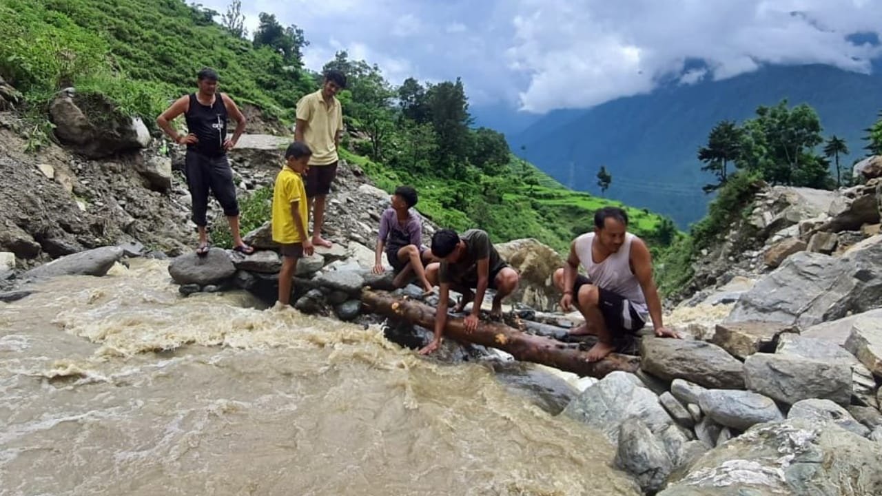 हाई अलर्ट: उत्तराखंड में 85 सड़कें बंद, खतरे के निशान से ऊपर बह रहीं अलकनंदा और मंदाकिनी