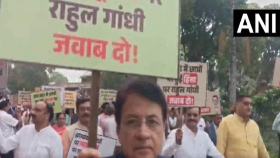 सियासत: एनडीए सांसदों का विपक्ष के खिलाफ मार्च, अरुण गोविल बोले- हम बहस के लिए तैयार हैं तो वे भाग रहे